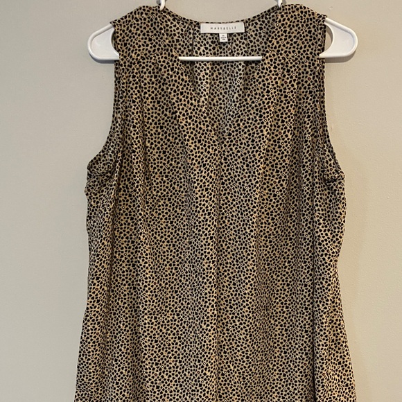 Chic Sleeveless Tan Patterned Blouse - Picture 2 of 5